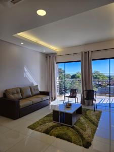 a living room with a couch and a table at Marmen Apart-Dpto en CDE in Ciudad del Este