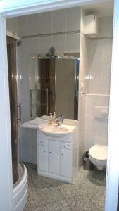 La salle de bains est pourvue d'un lavabo et de toilettes. dans l'établissement ApartamentyPrzyMorzu Reymonta, à Kołobrzeg