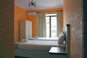 ヴェリコ・タルノヴォにあるArt Houseのベッドルーム(大型ベッド1台、窓付)
