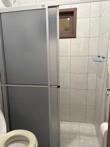 a bathroom with a shower and a toilet at Você vai sentir em casa in Itapoa
