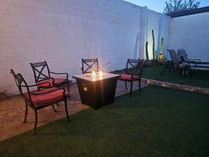 a group of chairs and a table with a candle at Alberca Privada a 15min del centro de la ciudad in Chihuahua