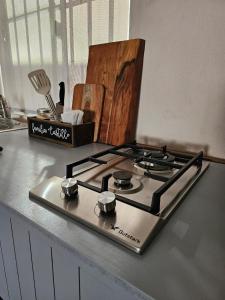 a stove top oven sitting on top of a kitchen counter at Alberca Privada a 15min del centro de la ciudad in Chihuahua