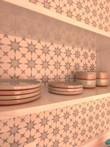 a shelf with plates and bowls in a kitchen at Puerto CARMA in Las Juntas