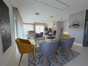 a living room with a glass table and chairs at Vila Grafenola in Montargil