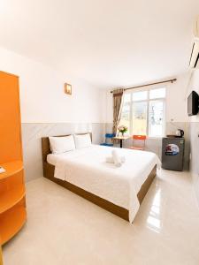 a bedroom with a large bed in a room at Thanh Ha Guesthouse in Ho Chi Minh City
