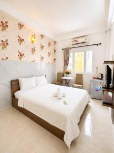 a bedroom with a large white bed in a room at Thanh Ha Guesthouse in Ho Chi Minh City