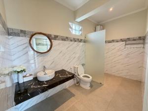 a bathroom with a sink and a toilet at Bunut Sari Guesthouse in Ungasan +18 photos