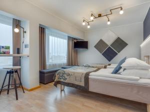 Un dormitorio con una cama grande y una ventana en Original Sokos Hotel Vaakuna Vaasa, en Vaasa