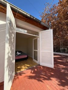 a garage with a door open to a bedroom at Mendoza Centro Apartment in Mendoza