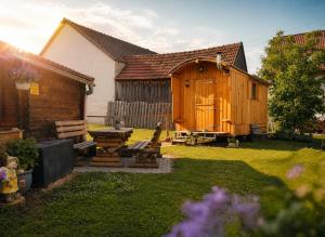 a wooden house with a picnic table in a yard at Einzelzimmer in Kelheim
