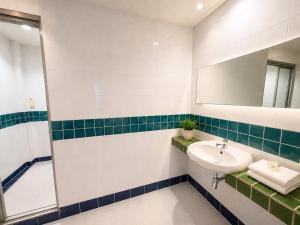 a bathroom with a sink and a mirror at Vanda Resort & Villa in Ban Thai Don (1)