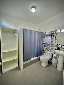 a bathroom with a toilet and a sink at Casa 96 in Guatemala