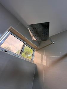 a bathroom with a window and a light fixture at Habitaciones Stonehaven Ruitoque in Piedecuesta