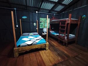a bedroom with two bunk beds and a ladder at Cabaña blue jeans in San Ramón