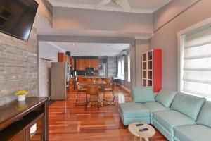 a living room with a couch and a kitchen at BurgBnB Riverfront in Harrisburg