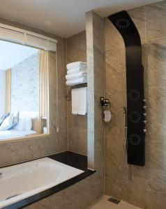 Et badeværelse på North Hill City Resort