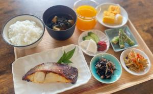 a tray with a plate of food on a table at WELLNESS PARK IWAKI Iwaki Yuttarikan in Iwaki