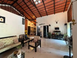 a large living room with a couch and chairs at Koppalu Heritage in Vastāra