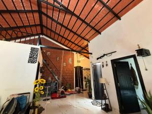 a living room with a wooden ceiling and a doorway at Koppalu Heritage in Vastāra