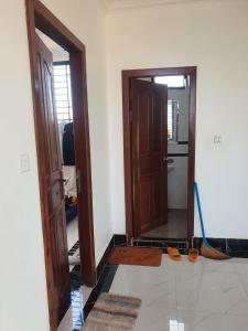 a room with an open door and a mirror at The Y Shop in Phumĭ Bŏs Tarĕt