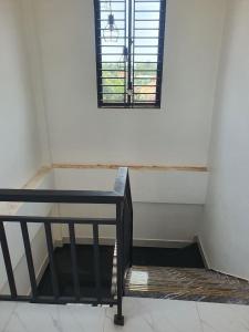a staircase in a room with a window at The Y Shop in Phumĭ Bŏs Tarĕt
