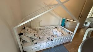 an overhead view of a white crib in a bedroom at Cozy Suite La Défense in Nanterre