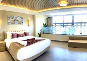 a bedroom with a large bed and a balcony at Casa Amarilla Hotel in Dona Paula