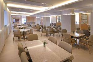 ein Esszimmer mit Tischen, Stühlen und Tischplatte in der Unterkunft Holiday Inn Monclova by IHG in Monclova