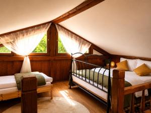 ein Schlafzimmer mit zwei Betten und zwei Fenstern in der Unterkunft La Cascade - Casa de vacanta in Fîntînele