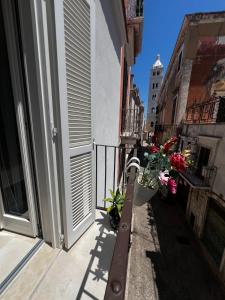 an alley with flowers on the side of a building at Affittacamere gold 5 in Barletta