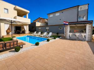 a backyard with a swimming pool and a house at Mare Nostrum Suite in Vir
