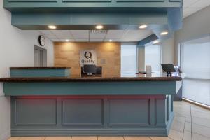 a view of a lobby with a waiting area at Quality Inn & Suites in Niagara Falls +83 photos