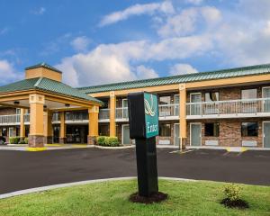 a sign in front of a large building at Quality Inn Franklin South in Franklin