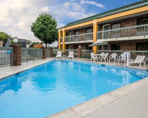 a large blue swimming pool in front of a hotel at Quality Inn Franklin South in Franklin