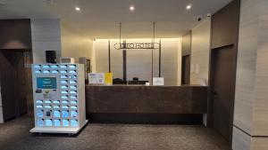 ein Geschäft mit einem Verkaufsautomaten mit Wasserflaschen in der Unterkunft Hotel Cleo in Goyang