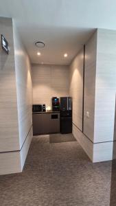eine Küche mit Herd und Kühlschrank in der Unterkunft Hotel Cleo in Goyang + 6 Fotos