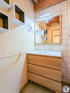 a bathroom with a sink and a mirror at Au cabanous in Boutx