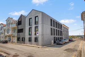 a large gray building on the side of a street at Apartamento do Laço in Aveiro
