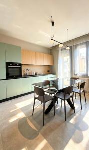 a dining room with a table and chairs in a kitchen at Casa Nanà - Sottomarina in Chioggia