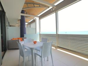 ガリポリにあるBilocale Marinaのダイニングルーム(白いテーブル、椅子付)