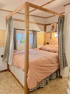 a bedroom with two bunk beds in a room at Camping Magali Plage in Liourdres