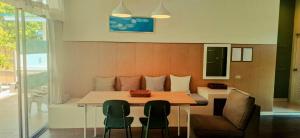 O zonă de relaxare la บ้านชายเล ปราณบุรี Baan Pim