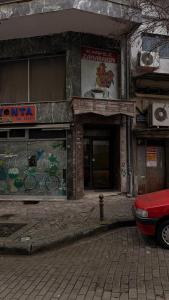 a building with a car parked in front of it at Το Σπίτι στον Πεζόδρομο in Grevena