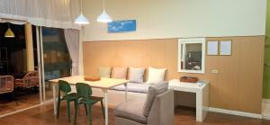 O zonă de relaxare la บ้านชายเล ปราณบุรี Baan Pim +44 fotografii