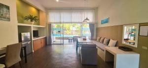 Un televizor și/sau centru de divertisment la บ้านชายเล ปราณบุรี Baan Pim