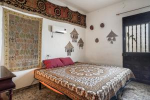 a bedroom with a bed in a room with a window at Casa Pantha in Vélez-Málaga