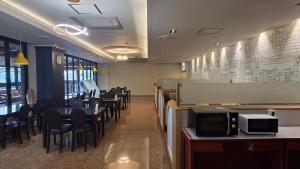 ein Speisesaal mit Tischen und Stühlen in einem Restaurant in der Unterkunft Hotel Cleo in Goyang
