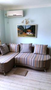 un divano in soggiorno con parete di Eco-Apartment in Province Style a Myrhorod