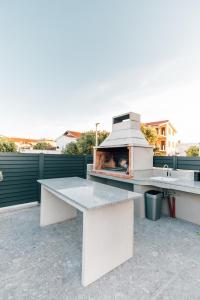 a pizza oven sitting on top of a patio at Villa Aura Vir in Vir