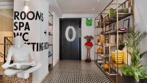 a hallway with a room with a roomsa sacca sign at Jacob Shenkin Hotel in Tel Aviv